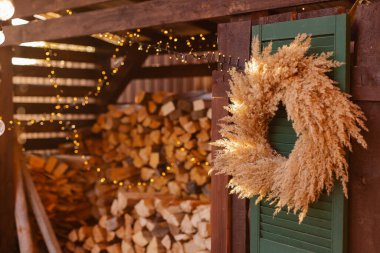 Bir kır evinin verandasının sonbahar dekoru. Çiftçi hasat festivali. Sonbahar havası romantiktir. Tahta kapıya çelenk. Şükran Günü Cadılar Bayramı terası