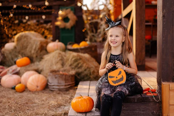 Little Piękne Słodkie Dziewczyny Sukience Czarownicy Świętować Halloween Zabawna Maskarada — Zdjęcie stockowe