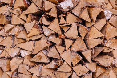 Ahşap doku. Saunada şömine yakmak için odun. Kahverengi doğal zanaat. Metin arkaplanı için kapatma yeri