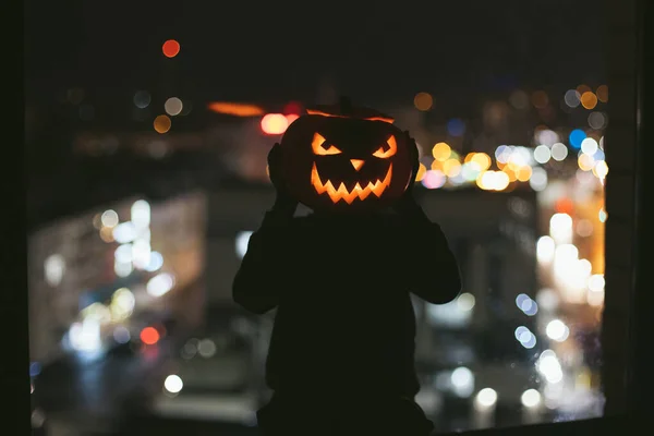 子供はハロウィンの仮面劇で皆を怖がらせる 家のパーティー神秘的な夜 家庭レジャーエンターテイメントで子供たちとジャックランタンホリデー 大都市の窓に子供がいる 怖いよ — ストック写真