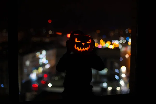 子供はハロウィンの仮面劇で皆を怖がらせる 家のパーティー神秘的な夜 家庭レジャーエンターテイメントで子供たちとジャックランタンホリデー 大都市の窓に子供がいる 怖いよ — ストック写真