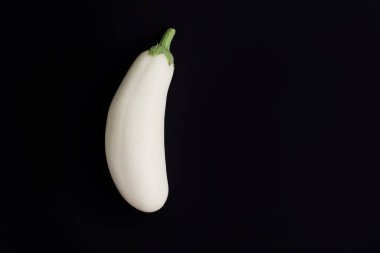 Olağandışı patlıcan. Beyaz patlıcan minimalizmi eğilimi. metin kopyalama alanı için bitkisel siyah arkaplan