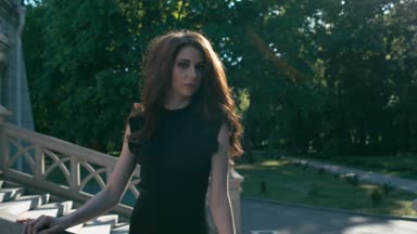 Merdivenlerde Gotik kadın