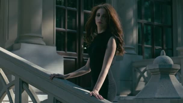 Gotyk woman na schodach — Wideo stockowe