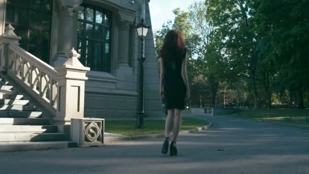 Девушка идет по дороге, замедленная съемка — стоковое видео