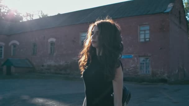 Готическая молодая женщина возле старого здания — стоковое видео