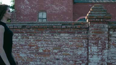 Gotik genç kadının yanına eski bina