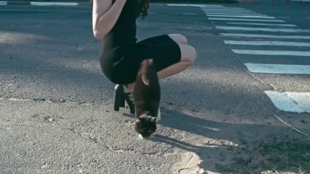 女孩与猫在街道 — 图库视频影像