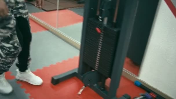 Bodybuilder in gym — Stockvideo