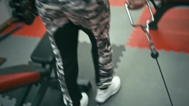 Vücut geliştirmeci spor salonu makine