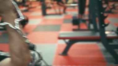 Vücut geliştirmeci spor salonu makine