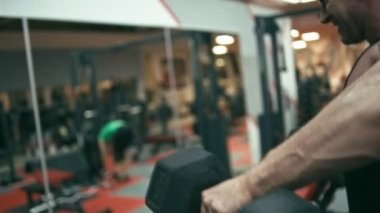 spor salonunda vücut geliştirmeci