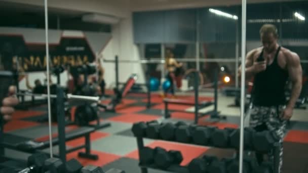 Культурист в спортзале делает селфи — стоковое видео