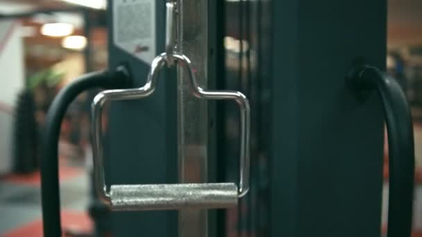 Manija en la máquina de gimnasio — Vídeos de Stock