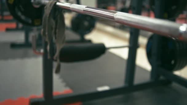 Oude hijs bandjes op barbell — Stockvideo