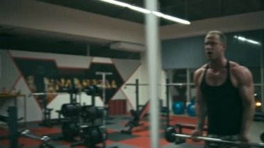 Vücut geliştirmeci açık halter zam yapıyor