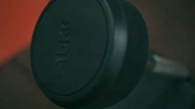 Spor salonu bankta halter