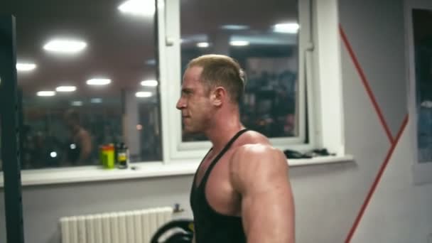 Bodybuilder im Fitnessstudio — Stockvideo