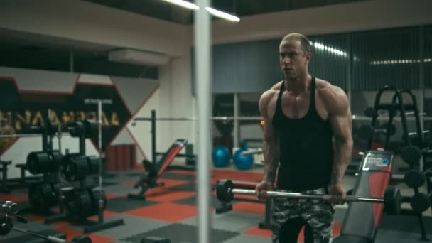 Bodybuilder doing Front Barbell Raise — Stock Video