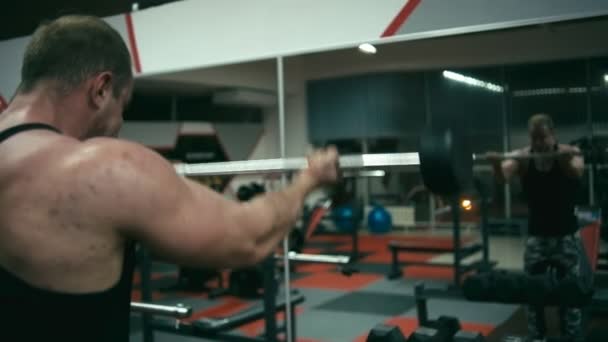 Bodybuilder faire Barbell avant lever — Video