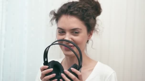 Дівчина з навушники — стокове відео