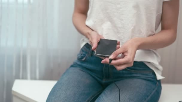 Dívka se sluchátky a smartphonem — Stock video