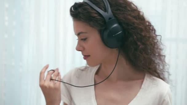 Menina com fones de ouvido — Vídeo de Stock