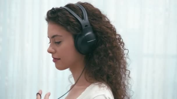 Menina Com Fones Ouvido Ouvir Música Jogando Com Corda Profundidade — Vídeo de Stock