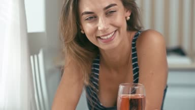 Genç kadına bir bardak şarap ile mutfak