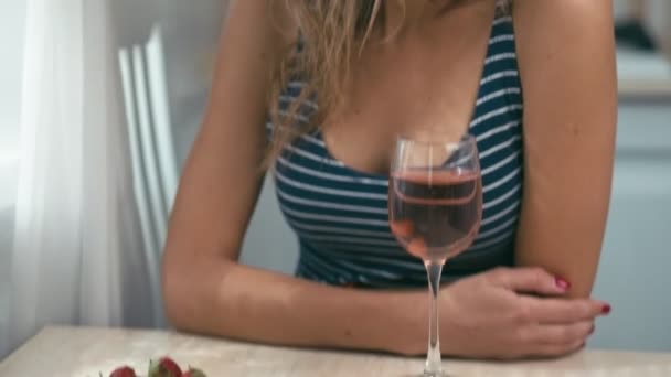 Jovem na cozinha com copo de vinho — Vídeo de Stock