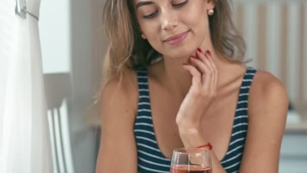 Mujer joven en la cocina con vaso de vino — Vídeo de stock