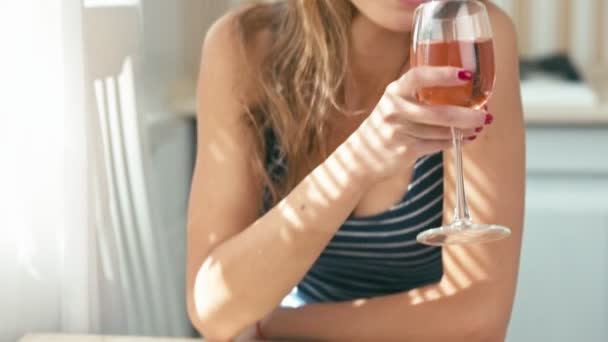 Mujer joven en la cocina con vaso de vino — Vídeo de stock