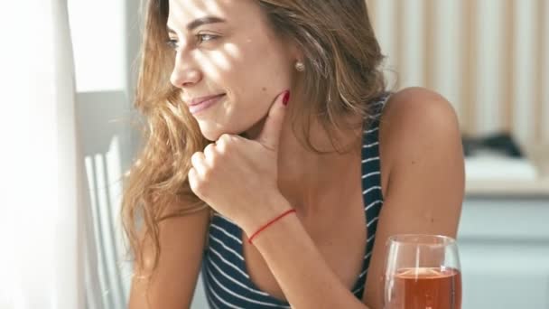 Jeune femme sur la cuisine avec un verre de vin — Video