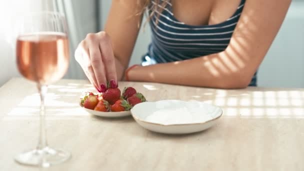 Beautiful young woman eats strawberry — Stock Video