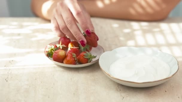 Mooie jonge vrouw eet aardbei — Stockvideo