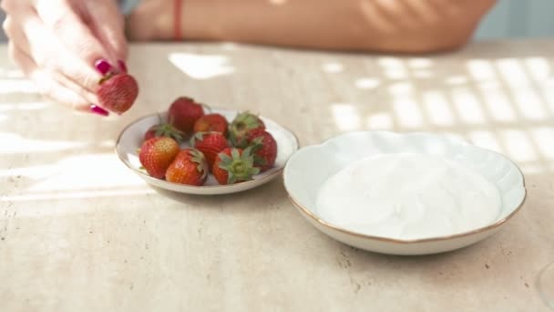 Bella giovane donna mangia fragola — Video Stock