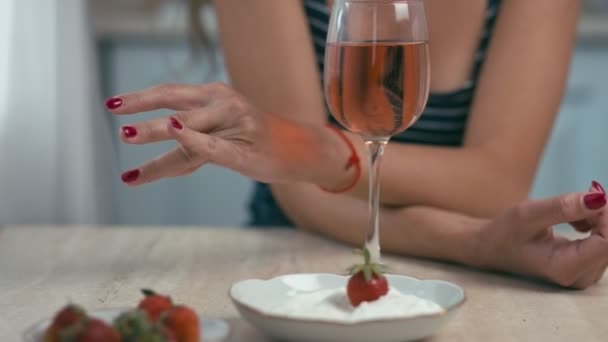 Ung kvinna på kök med glas vin — Stockvideo