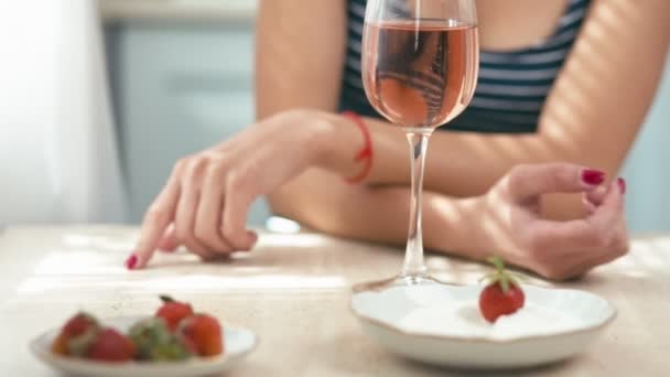 Mujer joven en la cocina con vaso de vino — Vídeo de stock