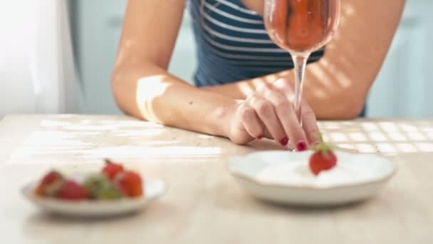 ワインのガラスが付いている台所の若い女性 — ストック動画