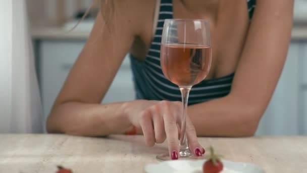 Mujer joven en la cocina con vaso de vino — Vídeo de stock