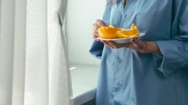genç kadın portakal yeme