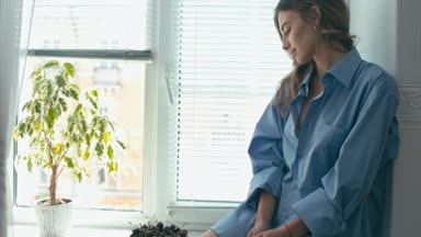 Güzel ve genç birbayan kiraz yiyor