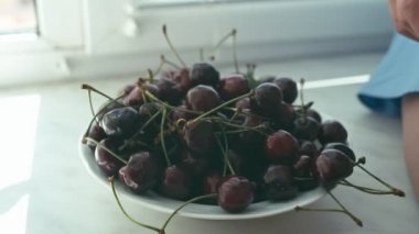 Güzel ve genç birbayan kiraz yiyor