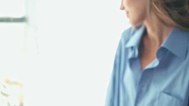 Güzel ve genç birbayan kiraz yiyor