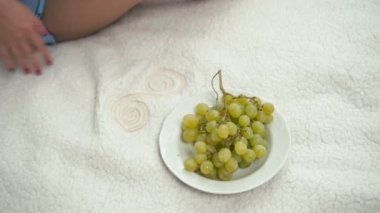 Güzel ve genç birbayan üzüm yiyor