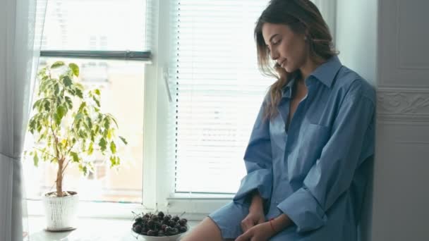 Hermosa mujer joven come cereza — Vídeos de Stock