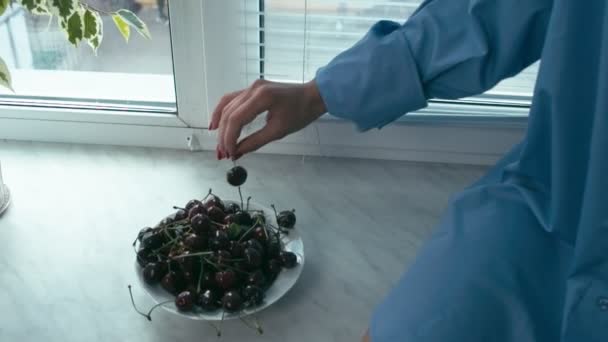 美丽的少妇吃樱桃 — 图库视频影像