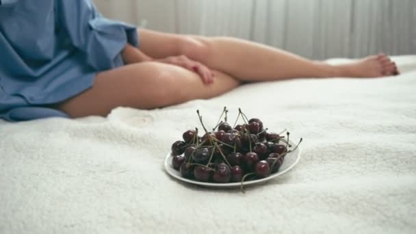 Mooie jonge vrouw eet cherry — Stockvideo