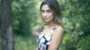 Ormandaki neşeli genç kadın