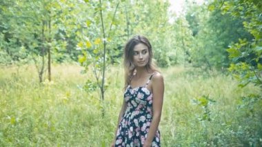 Ormandaki neşeli genç kadın